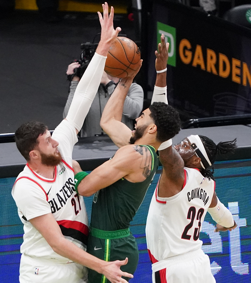  麦科勒姆末节发威开拓者逆转国王