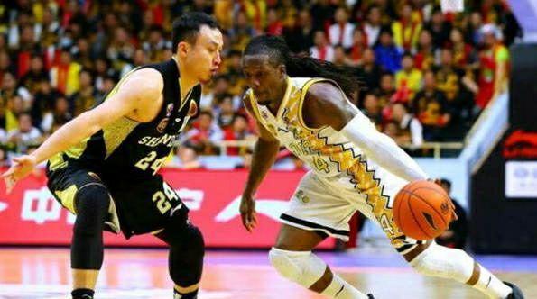  老将压哨三分绝杀，主场球迷陷入沸腾