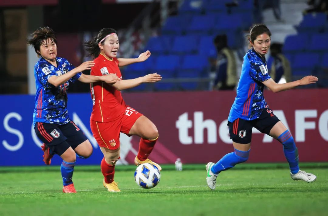  女足亚洲杯启幕战告捷，玫瑰军团展风采  