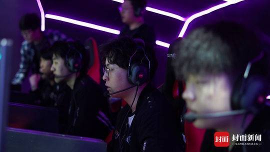  电竞选手日常训练，汗水铸就辉煌战绩