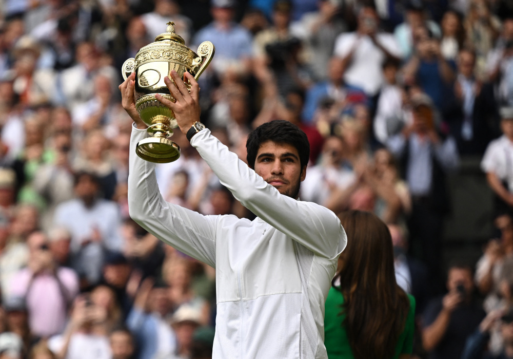  温网决赛巅峰对决，阿尔卡拉斯险胜夺冠