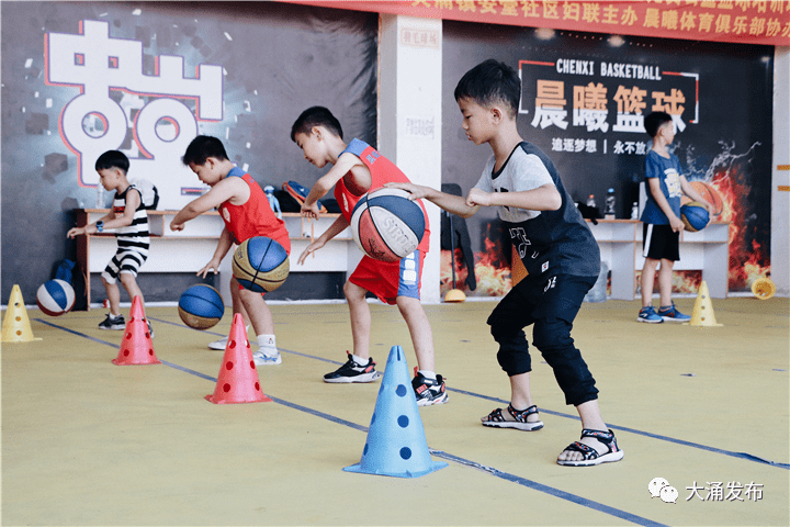  篮球公益行动开展，山区孩子收获梦想球鞋