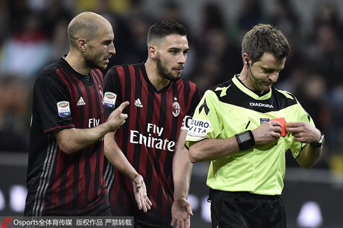  米兰双雄对决AC米兰笑到最后