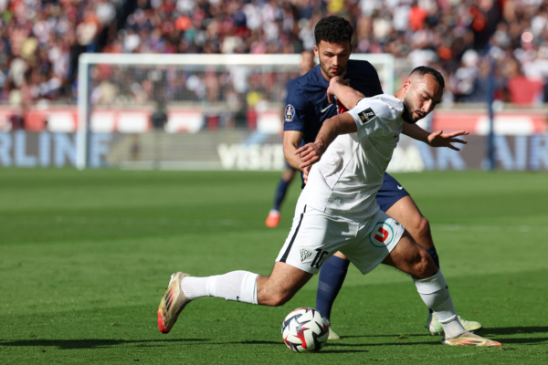  球迷文化薪火相传，助威声浪震撼绿茵场