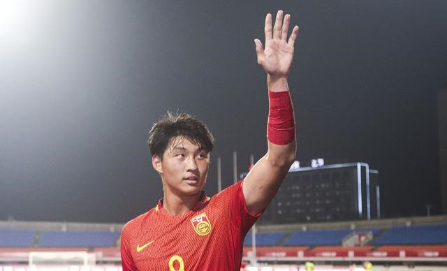  篮坛新星闪耀赛场，未来之星崭露头角